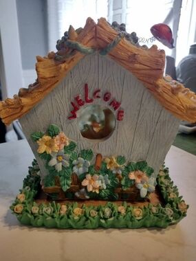 Vintage Welcome Floral Birdhouse Décor - Yellow Roof, White Body, Green Base